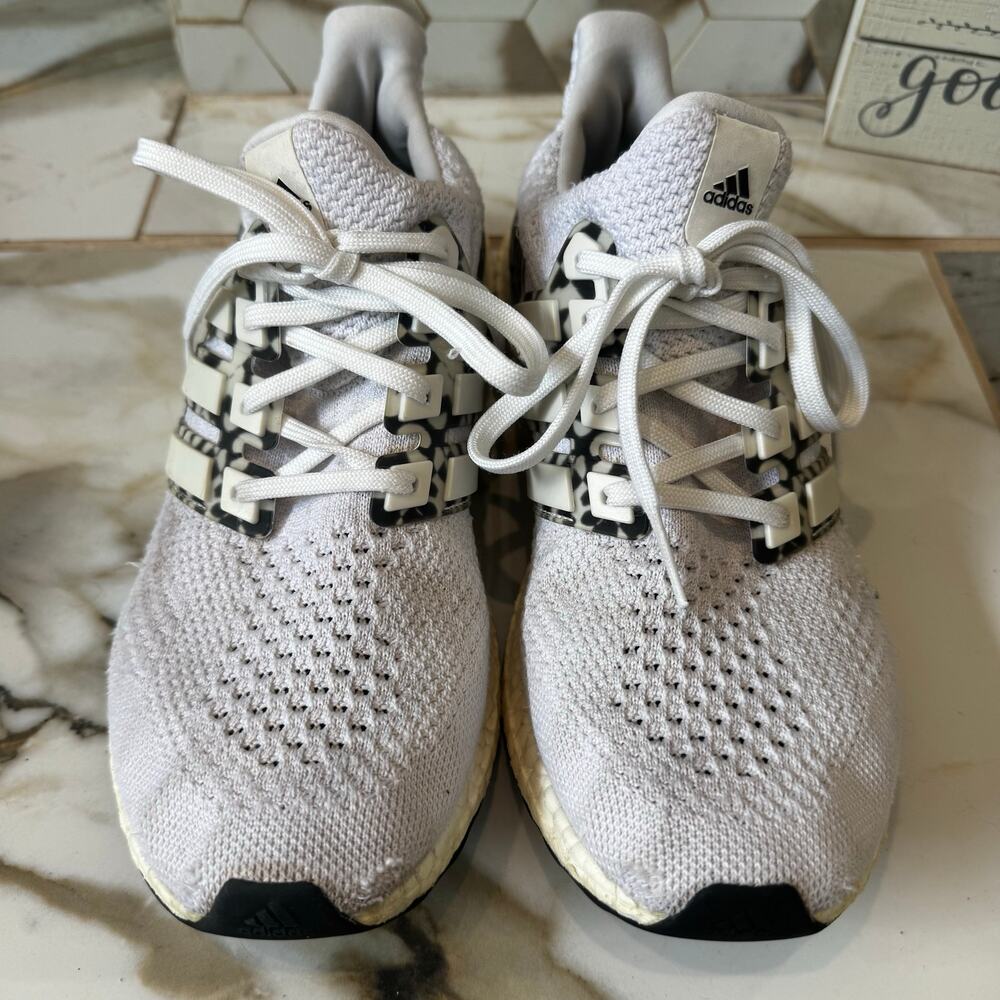 Adidas Women’s Ultraboost 5.0 DNA Cloud White Core Black Running Shoes Size 9 - Picture 2 of 10